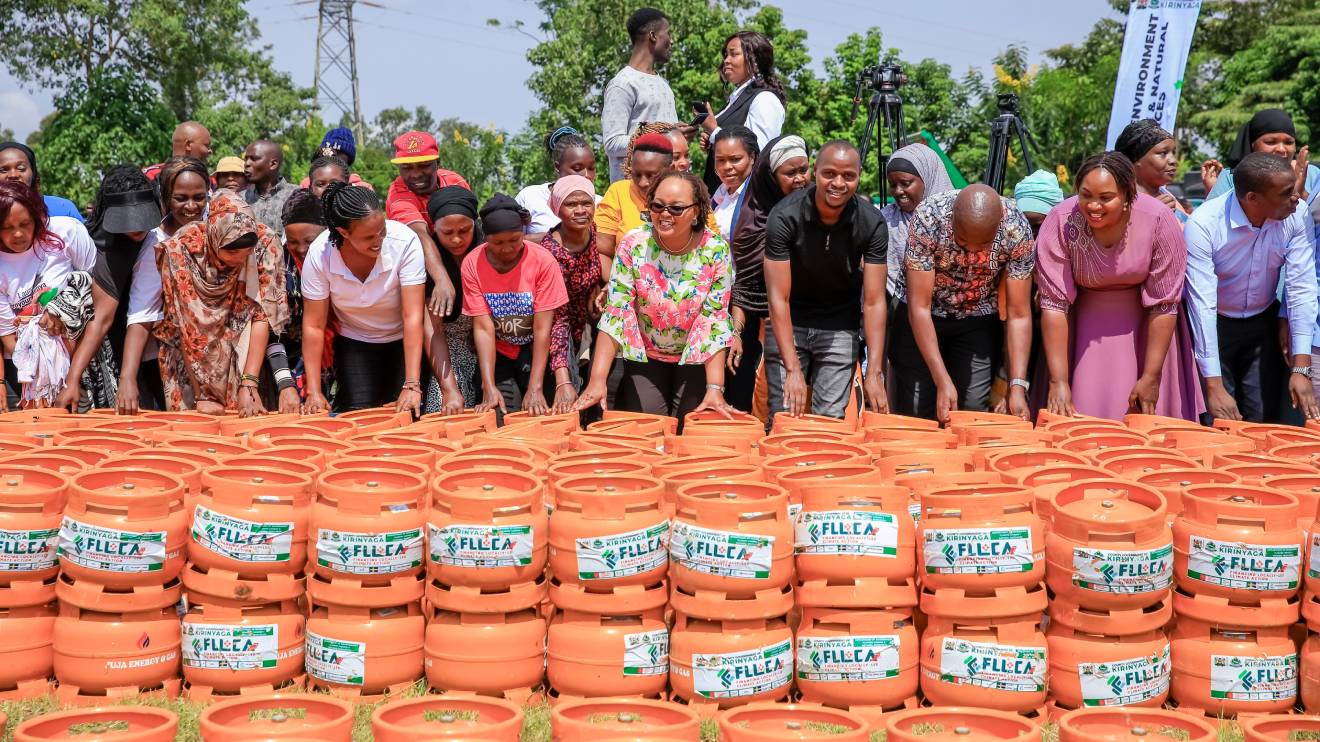 Anne Waiguru poses with Kirinyaga residents and 5800 free meko gas cookers. PHOTO/COURTESY